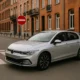 Voiture électrique circulant dans une rue européenne propre et calme, symbole des nouvelles zones à faibles émissions en 2026.