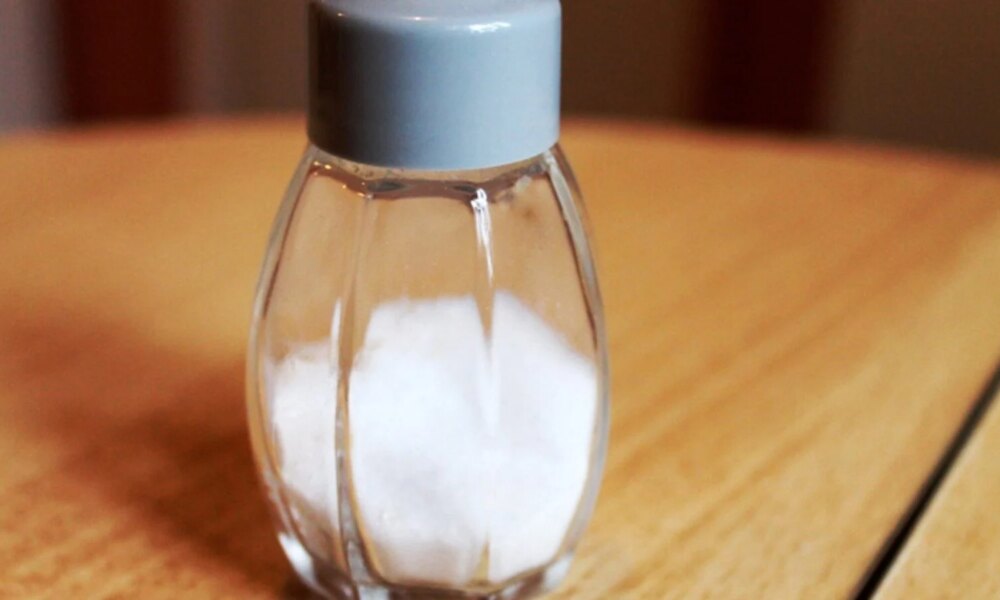 Bol d'eau salée à la fenêtre : le secret méconnu pour réduire sa facture chauffage