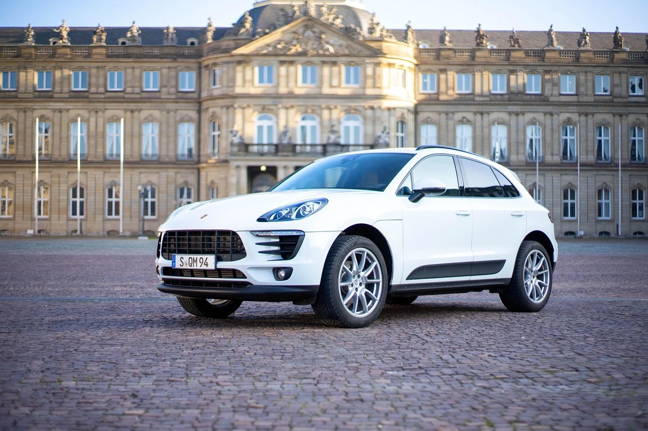 Porsche Macan d'occasion de couleur blanc et jantes 20 pouces