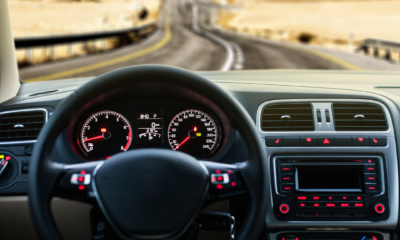 Comment l'IA révolutionne la conduite des voitures électriques