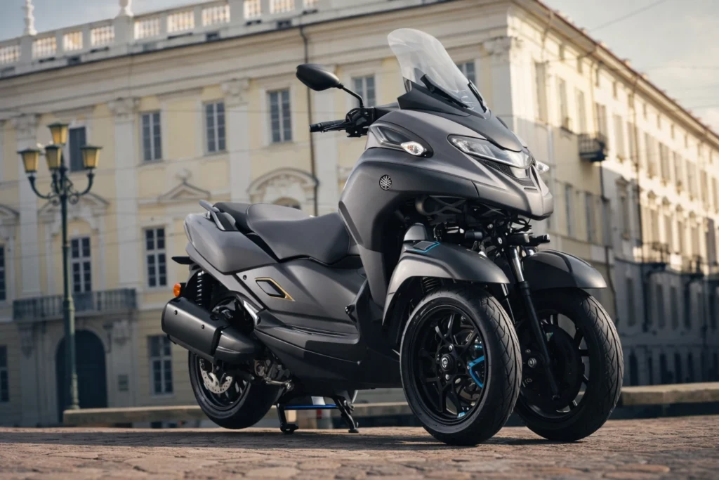 Quel scooter 3 roues choisir en 2026 ? Guide complet Scooter Yamaha Tricity 300 gris à trois roues stationné devant un bâtiment en ville