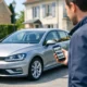 Acheteur examinant une voiture d’occasion en France tout en comparant les annonces sur Wannonce.com