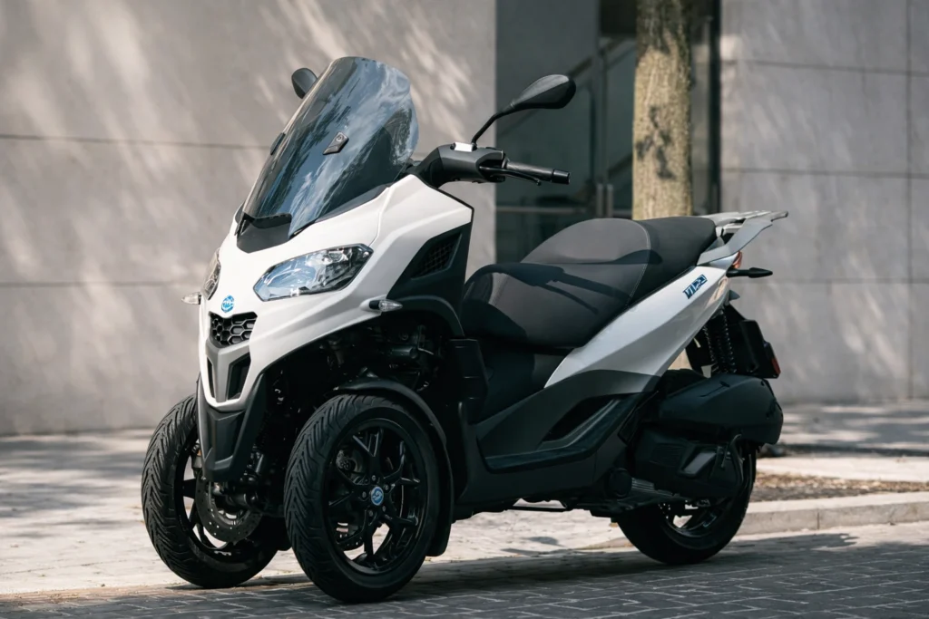 Quel scooter 3 roues choisir en 2026 ? Guide complet Scooter Piaggio MP3 300 blanc à trois roues stationné en milieu urbain