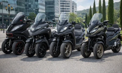 Alignement de quatre scooters à trois roues sur route, pour un comparatif des meilleurs modèles