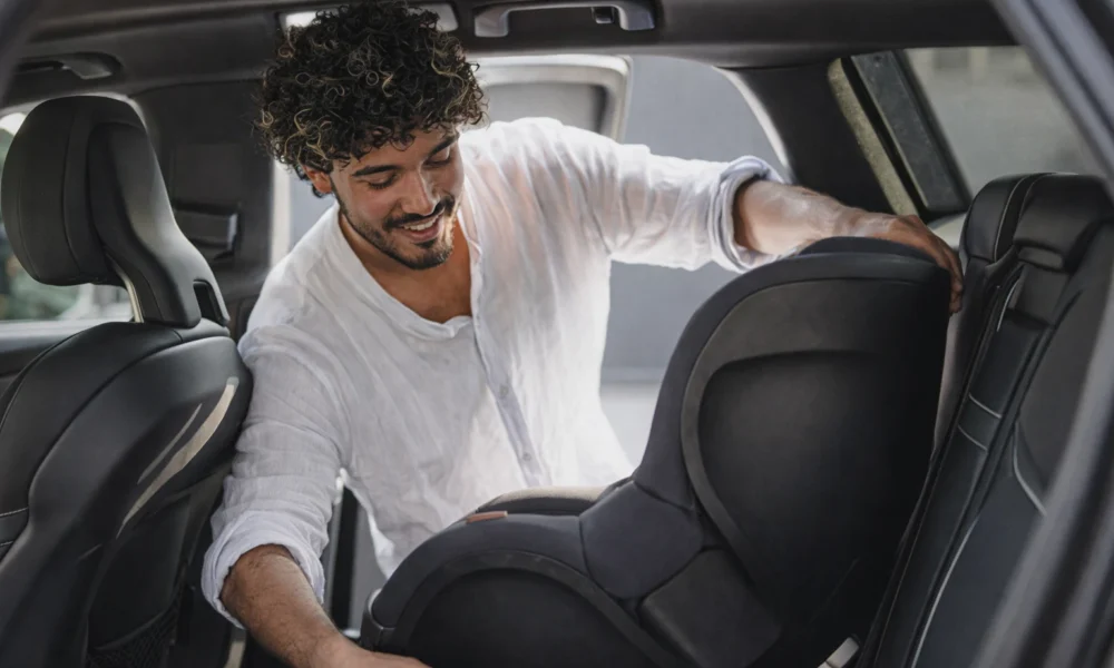 Installation d’un siège auto pour enfant dans une voiture de location