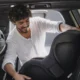 Location de siège auto : ce que les loueurs ne vous disent pas Installation d’un siège auto pour enfant dans une voiture de location