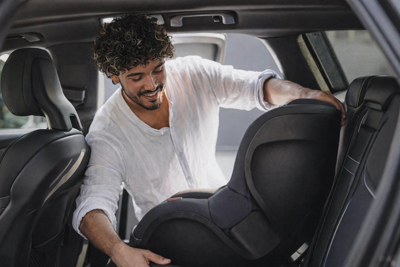 Location de siège auto : ce que les loueurs ne vous disent pas Installation d’un siège auto pour enfant dans une voiture de location