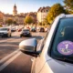 Vignette Crit'Air Rennes : Guide Complet ZFE depuis 2025 Vignette Crit’Air sur pare-brise d’une voiture circulant dans la ZFE de Rennes