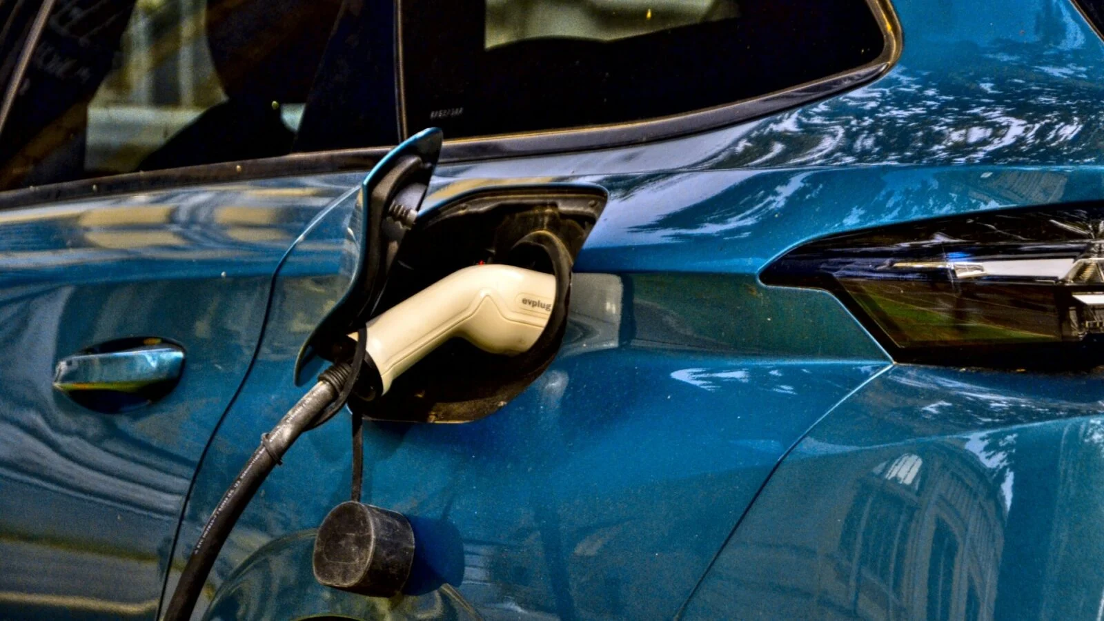 L'électrique dépasse l'essence dans l'automobile, après avoir surpassé le diesel