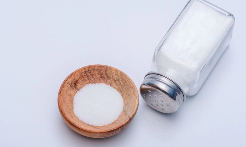 Bol d'eau salée à la fenêtre : le secret méconnu qui réduit vos factures de chauffage