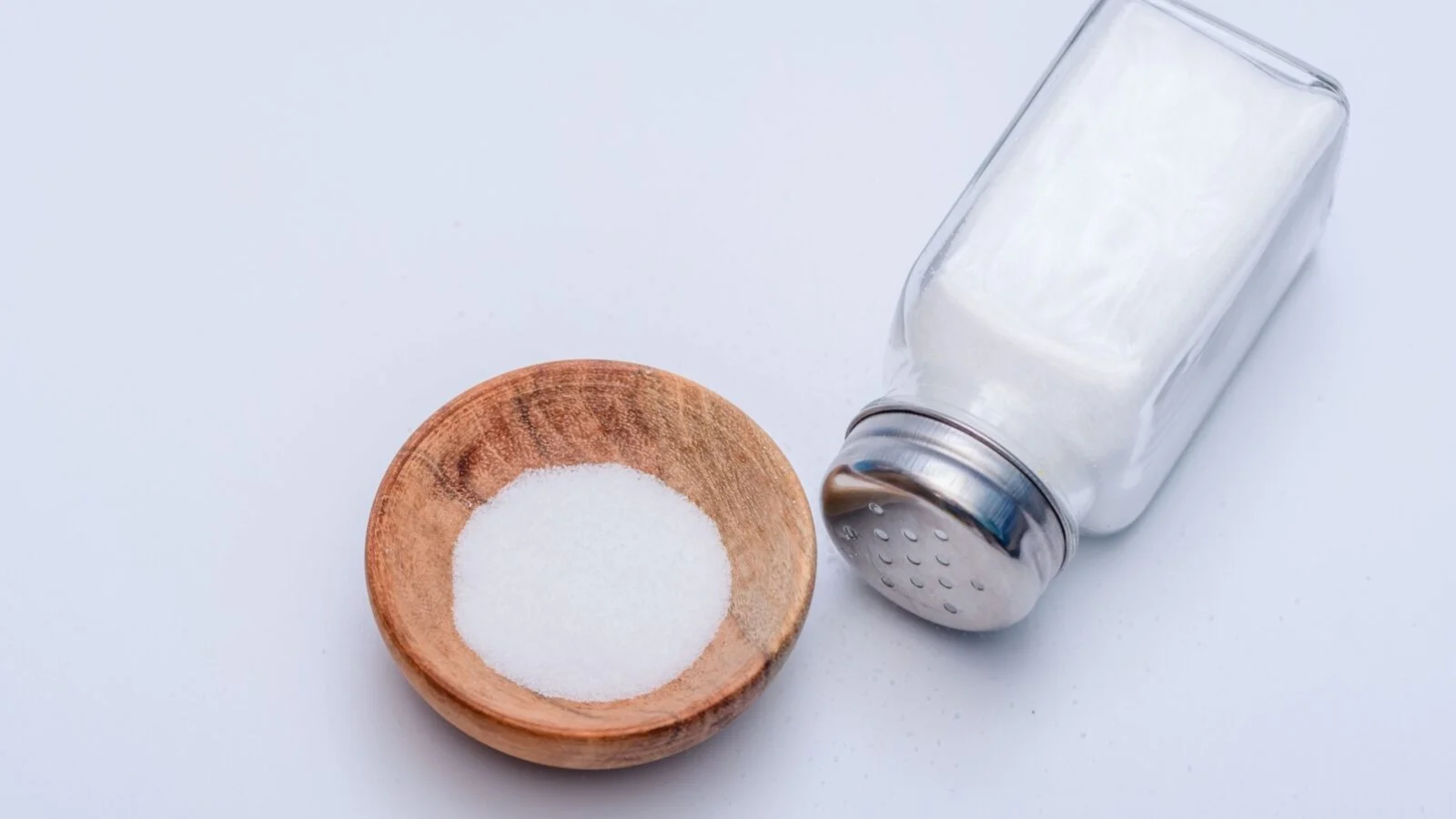 Bol d'eau salée à la fenêtre : le secret méconnu qui réduit vos factures de chauffage