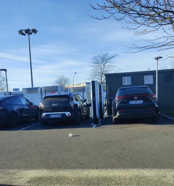 Superchargeur Tesla de Belle Épine occupé par des Kia et Toyota