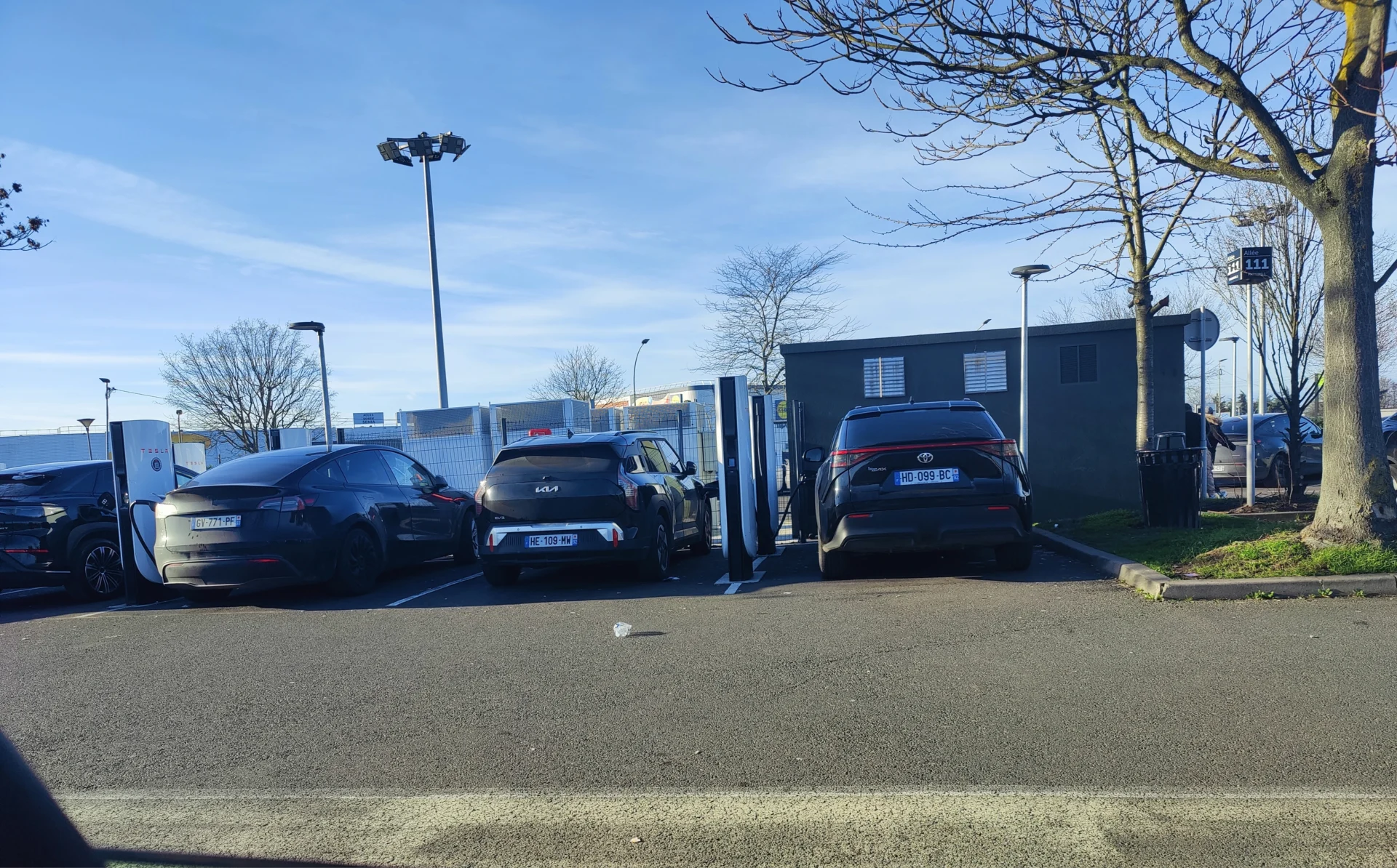 Ventes Tesla en France : la chute libre d'un géant de l'électrique Superchargeur Tesla de Belle Épine occupé par des Kia et Toyota