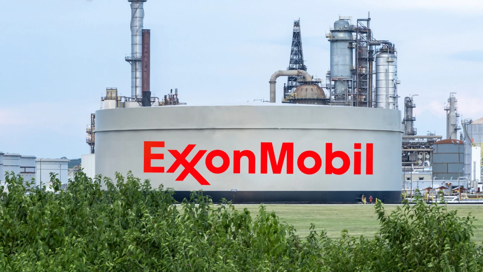 ExxonMobil : le géant pétrolier américain déploie une équipe au Venezuela Réécris le titre suivant en ne dépassant pas les 80 caractères mais qui ne peut pas faire moins de 50 caractères. Utilises les mots clés les plus important en premier. titre à réécrire :
ExxonMobil : le plus grand pétrolier américain envoie une équipe au Venezuela
ne repond que le titre