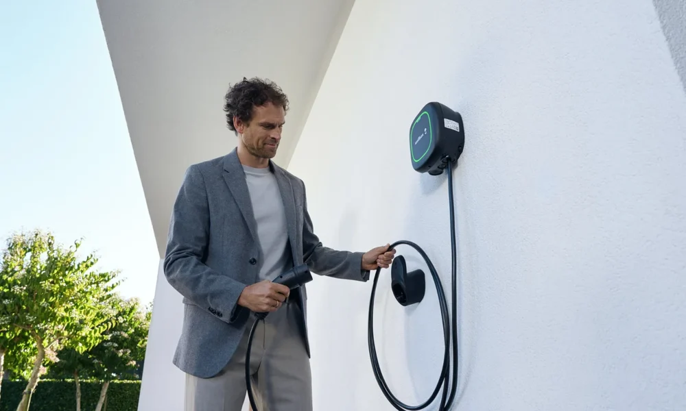 Réécris le titre suivant en ne dépassant pas les 80 caractères mais qui ne peut pas faire moins de 50 caractères. Utilises les mots clés les plus important en premier. titre à réécrire  : Recharge électrique : l’un des grands fabricants de bornes traverse une zone de turbulences ne repond que le titre