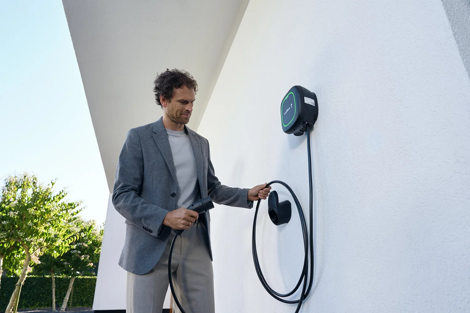 Recharge voitures électriques en copropriété : évolution positive annoncée Réécris le titre suivant en ne dépassant pas les 80 caractères mais qui ne peut pas faire moins de 50 caractères. Utilises les mots clés les plus important en premier. titre à réécrire : Recharge électrique : l’un des grands fabricants de bornes traverse une zone de turbulences ne repond que le titre