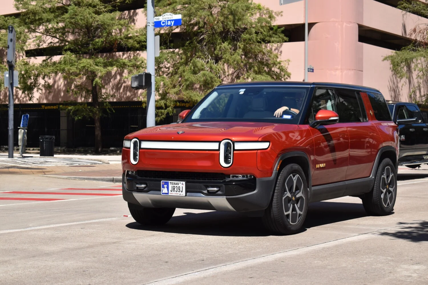 Réécris le titre suivant en ne dépassant pas les 80 caractères mais qui ne peut pas faire moins de 50 caractères. Utilises les mots clés les plus important en premier. titre à réécrire  : 50 000 robotaxis en préparation : la voiture sans conducteur passe à une nouvelle étape ne repond que le titre