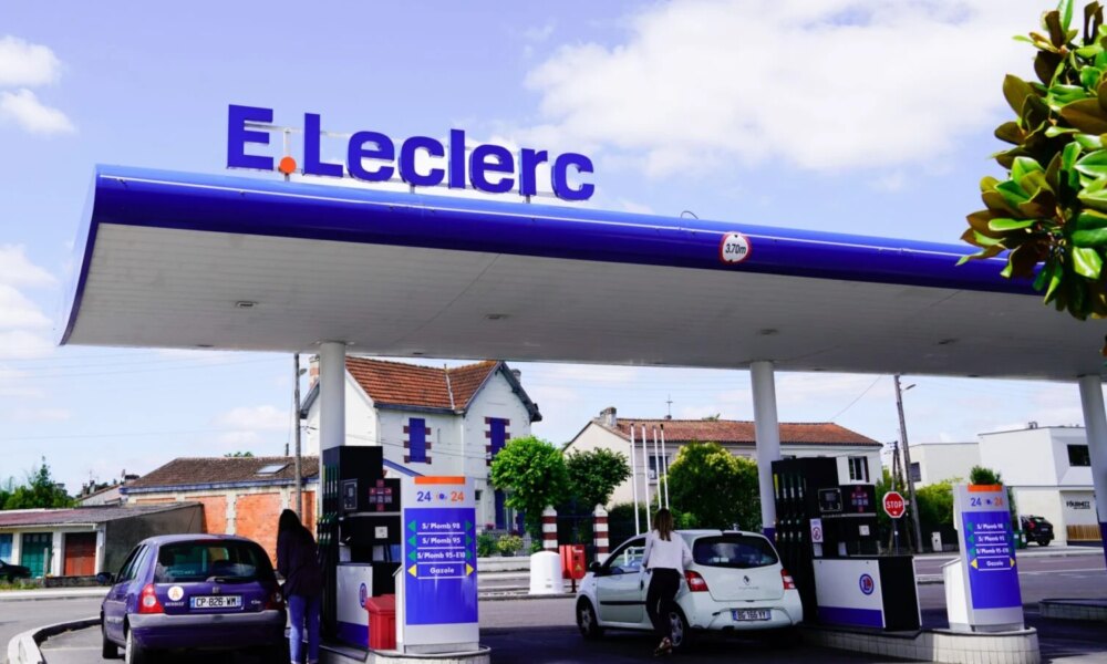 Réécris le titre suivant en ne dépassant pas les 80 caractères mais qui ne peut pas faire moins de 50 caractères. Utilises les mots clés les plus important en premier. titre à réécrire  :
Essence : pourquoi les stations-services sont-elles désertées en France ?
ne repond que le titre