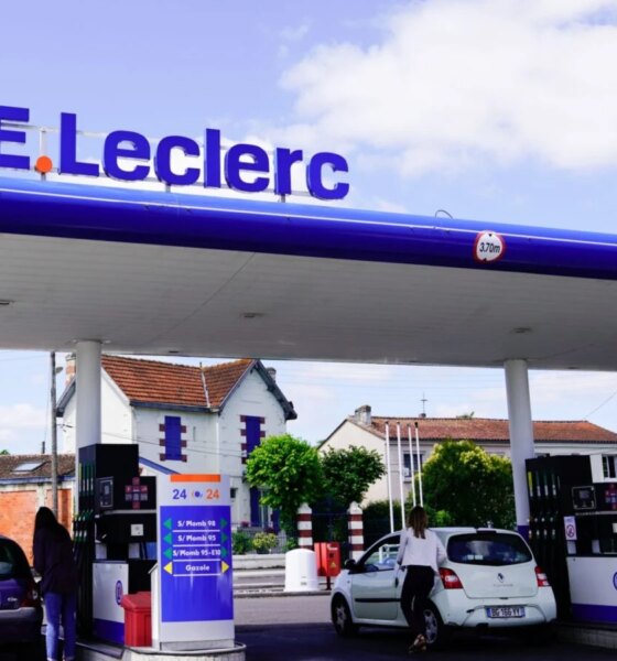 Réécris le titre suivant en ne dépassant pas les 80 caractères mais qui ne peut pas faire moins de 50 caractères. Utilises les mots clés les plus important en premier. titre à réécrire  :
Essence : pourquoi les stations-services sont-elles désertées en France ?
ne repond que le titre