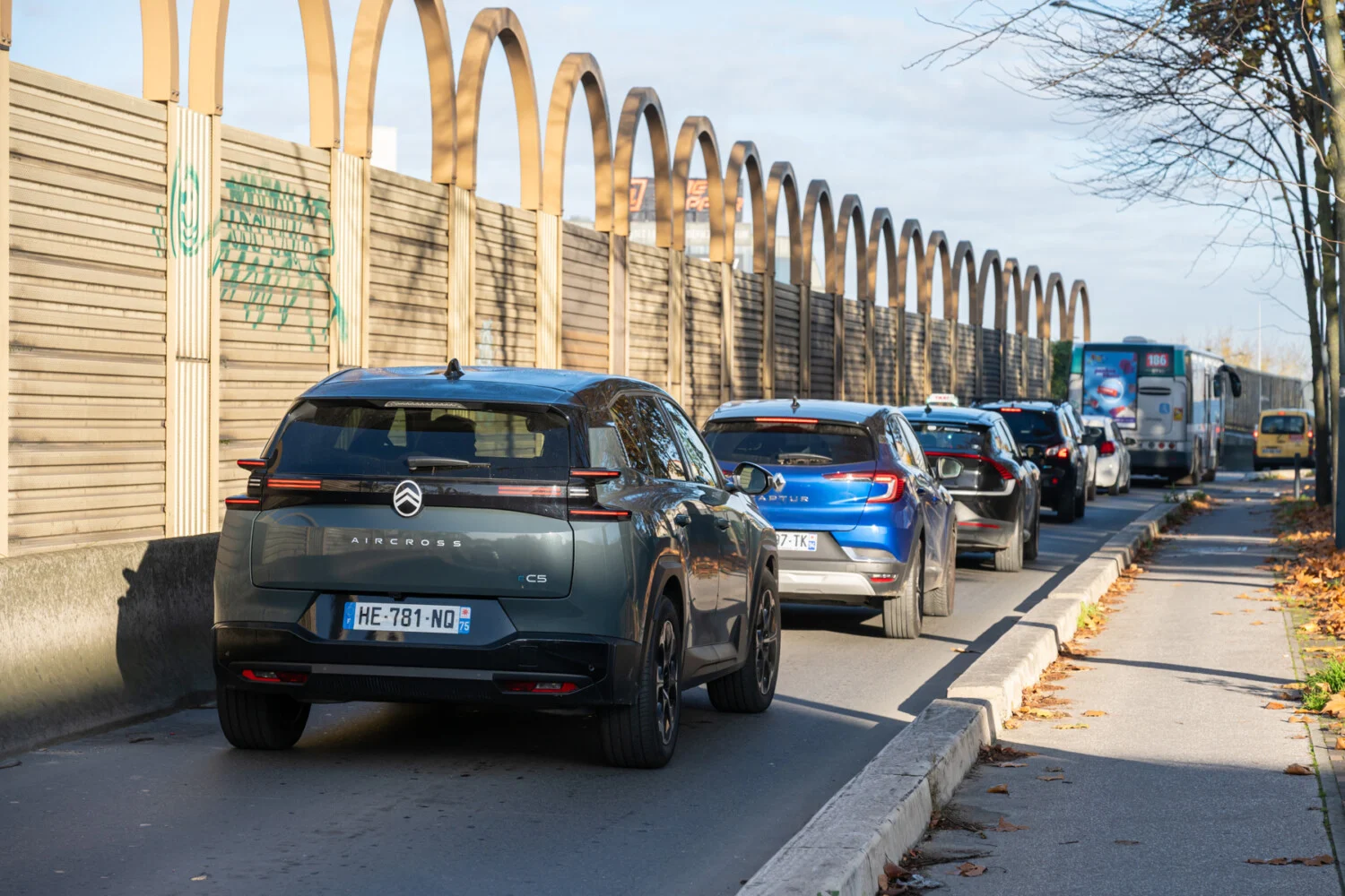 Batterie électrique dans les bouchons : impact réel sur votre autonomie ?