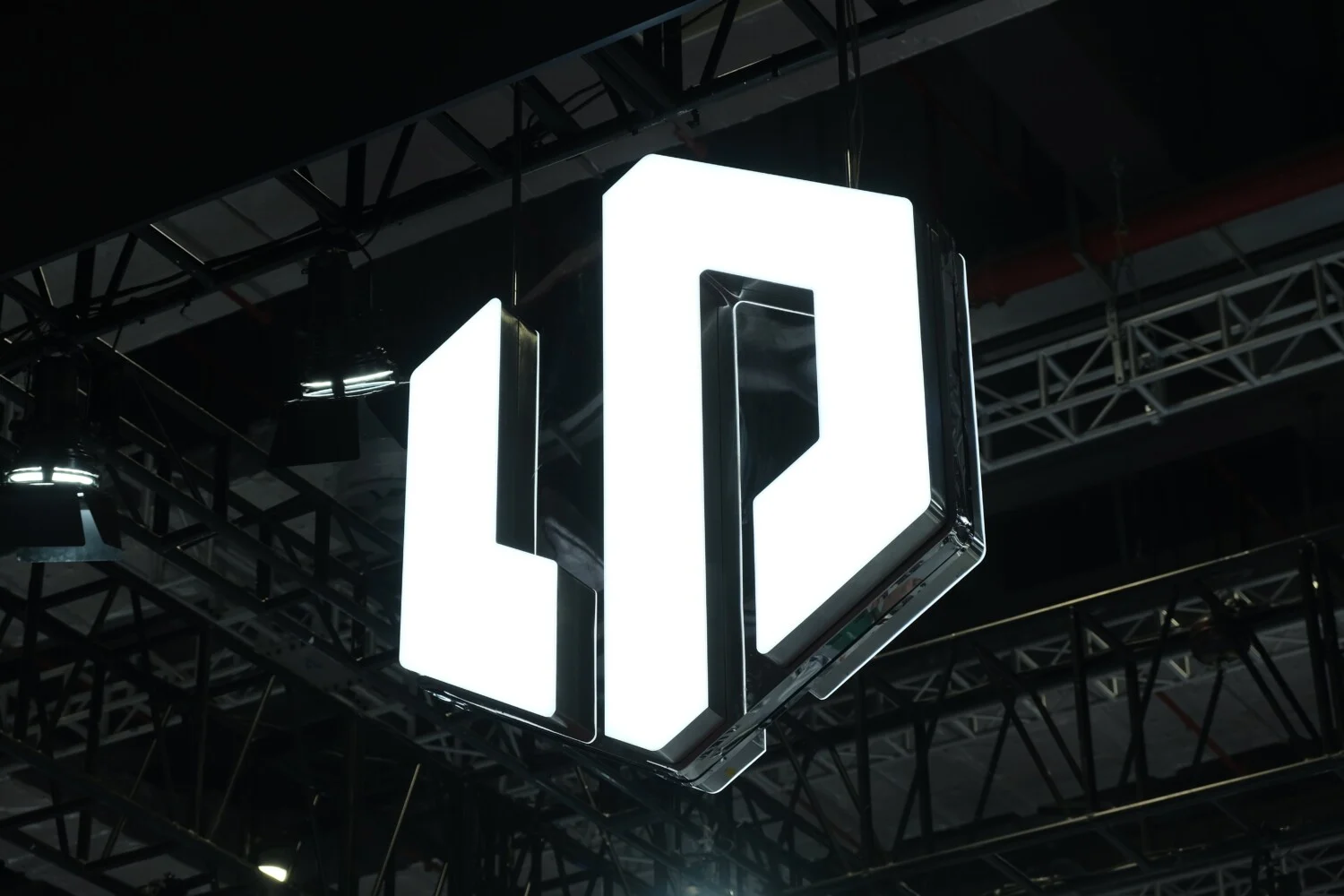 Stellantis abandonne Tesla pour des crédits CO2 et privilégie son allié chinois Stellantis abandonne Tesla pour des crédits CO2 et privilégie son allié chinois