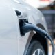 Réécris le titre suivant en ne dépassant pas les 80 caractères mais qui ne peut pas faire moins de 50 caractères. Utilises les mots clés les plus important en premier. titre à réécrire  : Voitures électriques : les
mises à jour OTA seraient-elles responsables des chutes de
performances des batteries ?
ne repond que le titre
