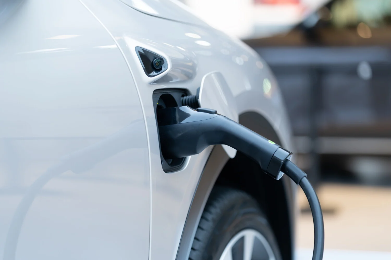 Réécris le titre suivant en ne dépassant pas les 80 caractères mais qui ne peut pas faire moins de 50 caractères. Utilises les mots clés les plus important en premier. titre à réécrire  : Voitures électriques : les
mises à jour OTA seraient-elles responsables des chutes de
performances des batteries ?
ne repond que le titre