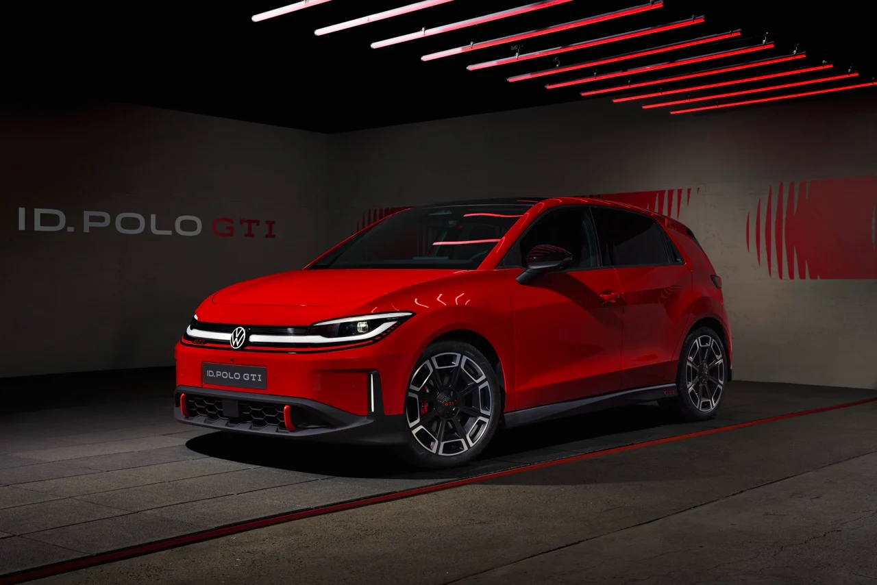 Volkswagen ID. Polo GTI 2026 : la griffe sportive passe aux watts ! Réécris le titre suivant en ne dépassant pas les 80 caractères mais qui ne peut pas faire moins de 50 caractères. Utilises les mots clés les plus important en premier. titre à réécrire : Nouvelle Volkswagen ID. Polo
GTI (2026) : la mythique griffe sportive passe aux watts !
ne repond que le titre