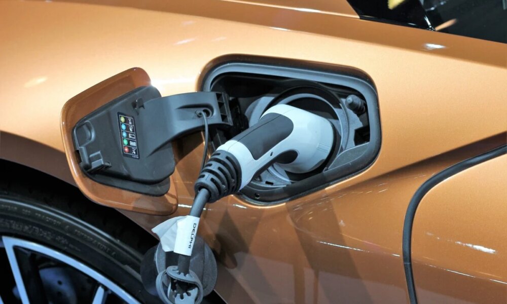 Méfiance persistante des Français envers la voiture électrique malgré les ventes