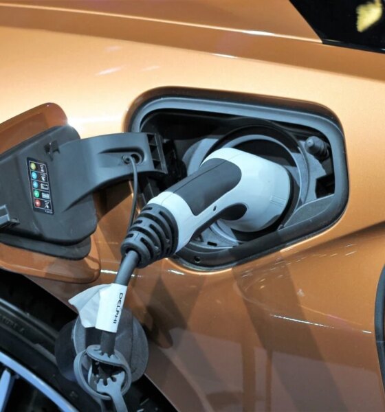 Méfiance persistante des Français envers la voiture électrique malgré les ventes