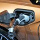 Méfiance persistante des Français envers la voiture électrique malgré les ventes