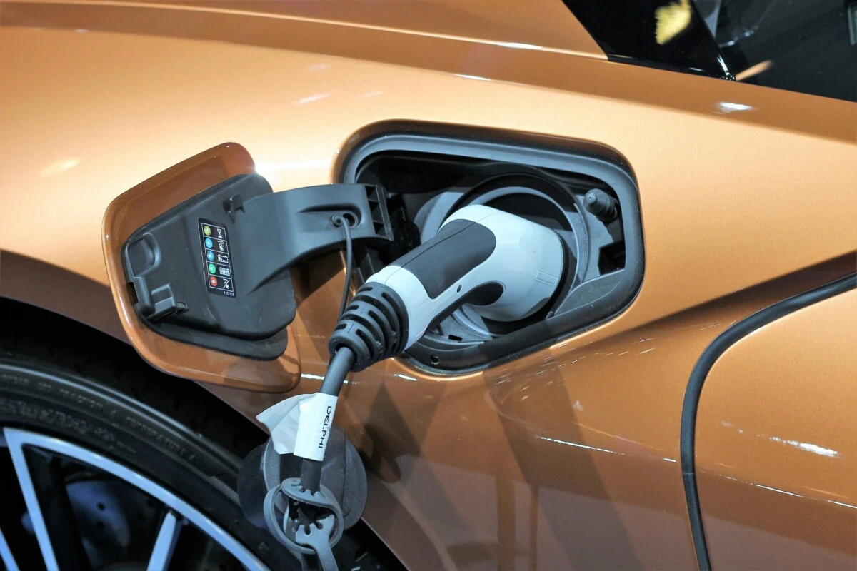 Méfiance persistante des Français envers la voiture électrique malgré les ventes