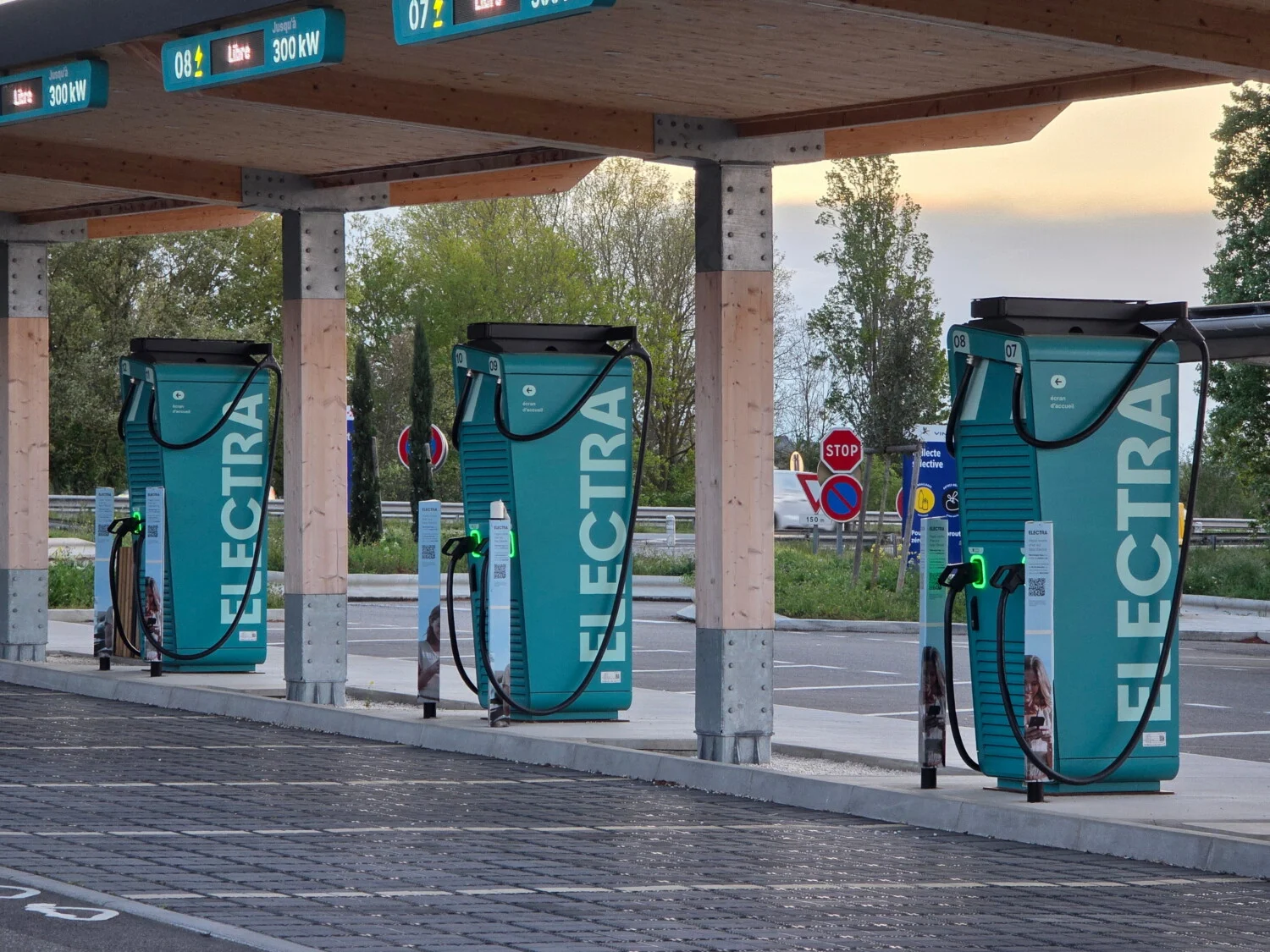 Recharge voiture électrique : bientôt payante même pendant un repas