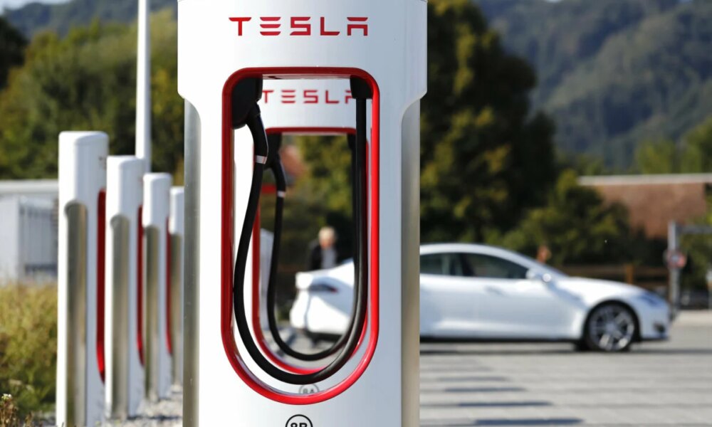 Superchargeurs Tesla : préparez-vous à payer plus aux heures de pointe
