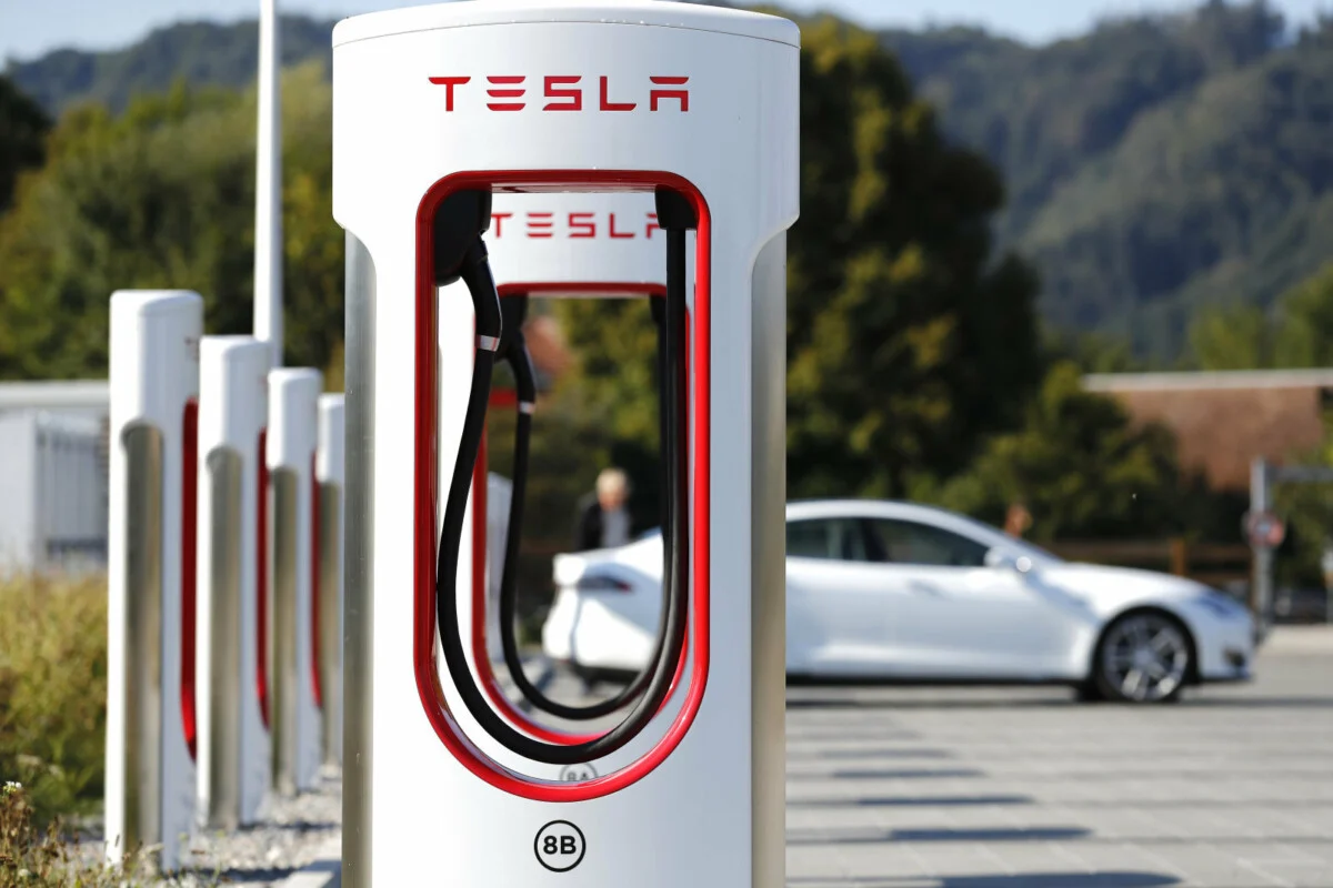 Superchargeurs Tesla : préparez-vous à payer plus aux heures de pointe