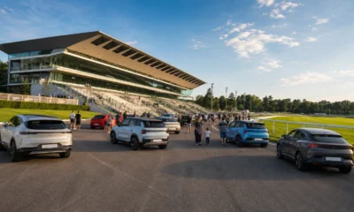 Visiteurs découvrant des voitures électriques en essai lors du salon de l'automobile électrique de Paris organisé à l'hippodrome de Vincennes