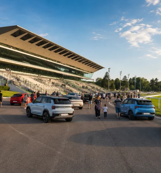 Visiteurs découvrant des voitures électriques en essai lors du salon de l'automobile électrique de Paris organisé à l'hippodrome de Vincennes