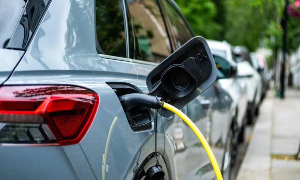 une voiture voiture électrique en charge sur une borne de recharge