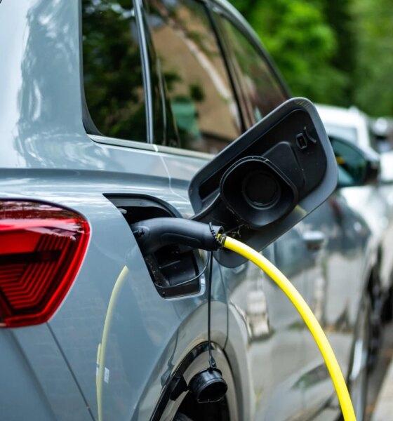 une voiture voiture électrique en charge sur une borne de recharge