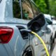 Voiture électrique vs essence : calcul sur 5 ans, la surprise du budget une voiture voiture électrique en charge sur une borne de recharge