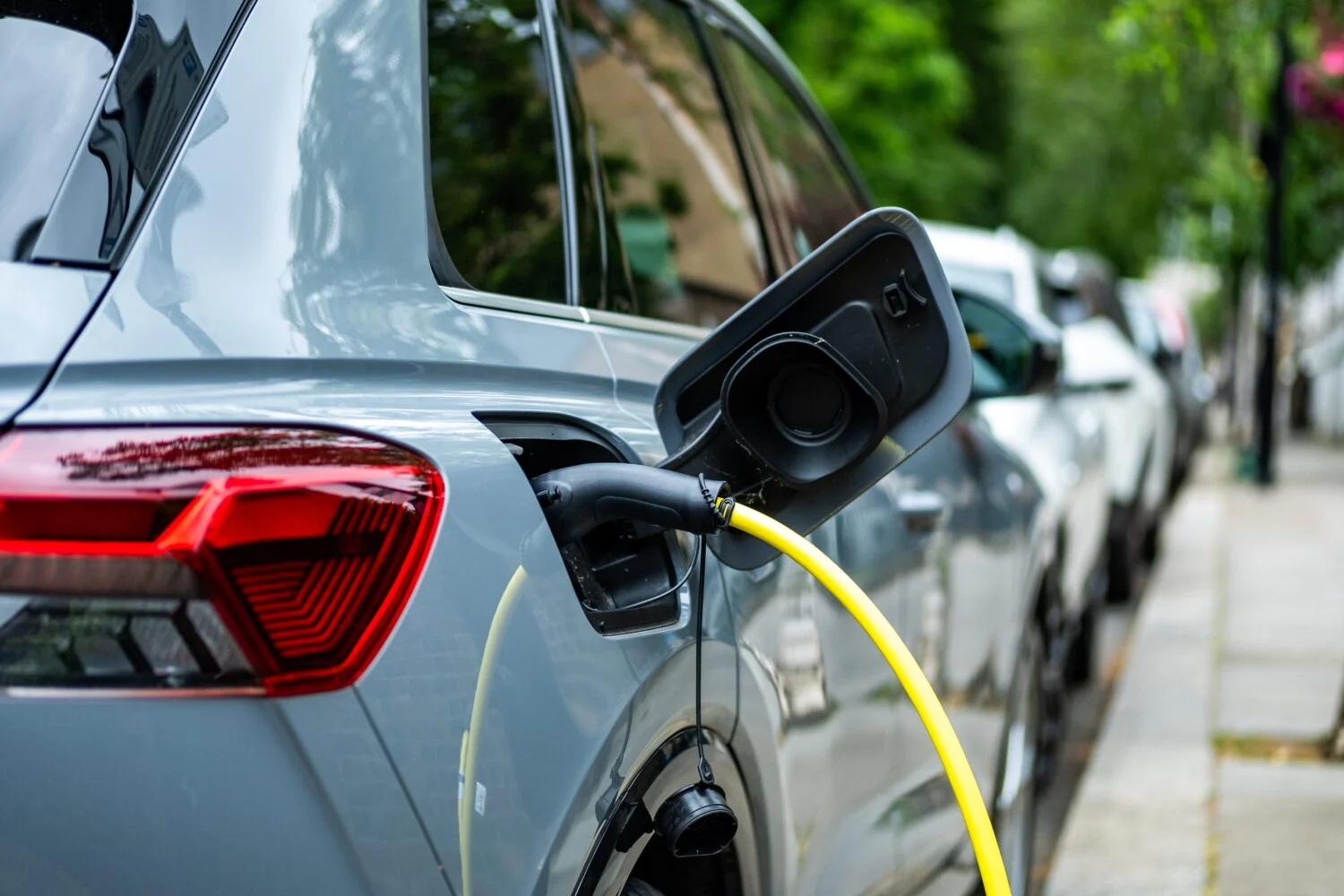 une voiture voiture électrique en charge sur une borne de recharge