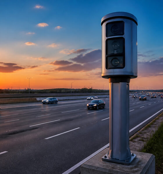 Radar de vitesse sur autoroute au crepuscule