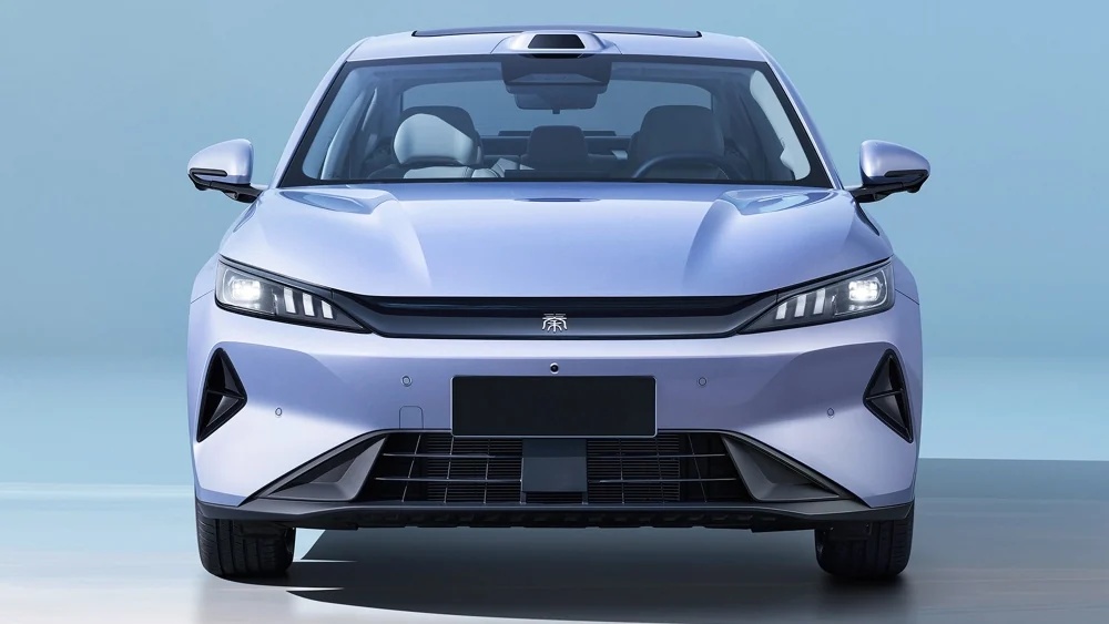 Berline hybride BYD à moins de 14 000 € : plus de 2 000 km d'autonomie