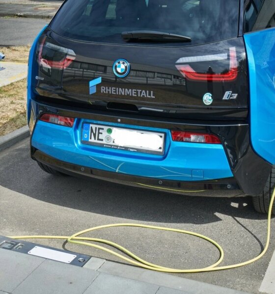 Véhicules électriques : 2 millions en France, recharge simple sur trottoirs