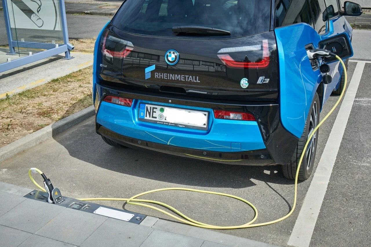 Véhicules électriques : 2 millions en France, recharge simple sur trottoirs