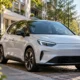 une voiture citadine électrique blanche en charge